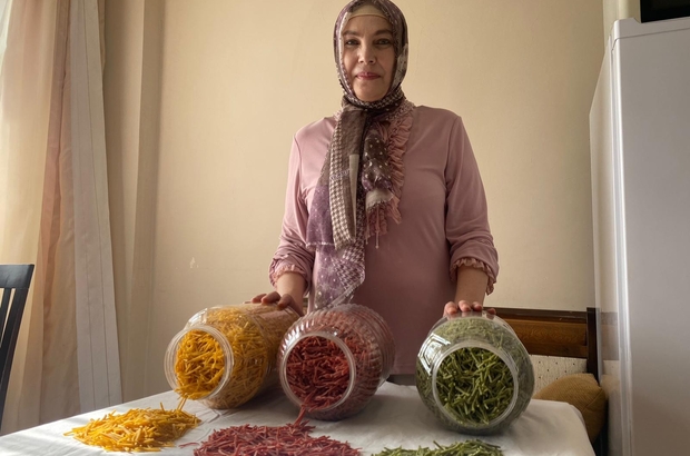 Oyun Hamuruna Benzeyen Vitamin Deposu Renkli Eristeler Turuncu Renk Icin Havuc Kirmizi Renk Icin Pancar Yesil Renk Icinse Ispanak Kullaniliyor Eskisehirli Girisimci Kadinin Yaptigi Ve Sebze Ozlerini Hamurla Bulusturmasi Sonucu Ortaya Cikan