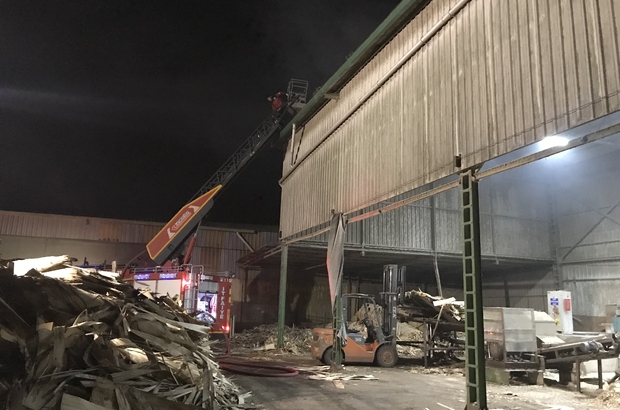 Kontrplak Fabrikasinda Korkutan Yangin Kazan Dairesinde Cikan Yangin Itfaiye Ekiplerince Sonduruldu Sakarya Haberleri