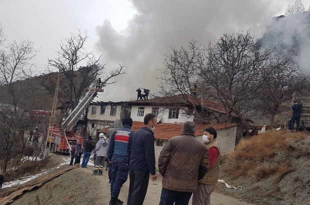 Kastamonu’da iki ahşap ev ve bir samanlık yandı Kastamonu Haberleri