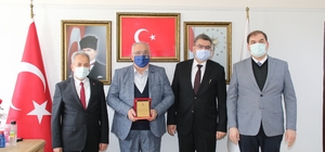 Başkan Akkaya'dan yurt dışındaki hayırseverlere plaket
