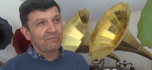 Ailesinin küçükken emanet gramofona dokunmasına izin vermemesi onu koleksiyoner yaptı
Kent kent gezerek, arızalı gramofonları topluyor, onları tamir edip koleksiyonuna ekliyor
Evini adeta gramofon müzesine çevirdi