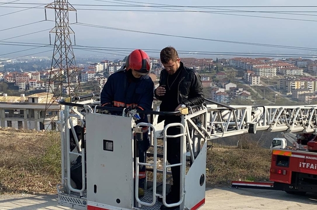 3 katlı binanın en üst katında yangın çıktı, dışarı çıkamayan aile