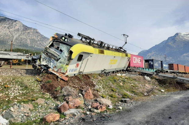 Adana'da yük treni raydan çıktı kazada iki makinist yaralandı - Adana  Haberleri