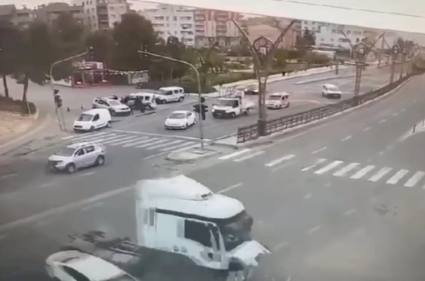 Mardin’de 2 kişinin yaralandığı kaza anı güvenlik kamerasında