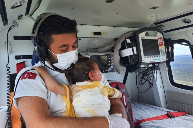 yanan bebegi helikopter ambulansta hastaneye kadar kucagindan indirmedi att mehmet canko yanan bebek bir daha travma yasamasin diye kucagimda tasidim belki beni bir daha gormeyecek belki ama iyi olsun o afyonkarahisar