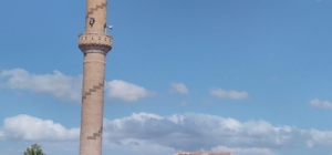 Yıldırım düşen caminin minaresi yıkıldı