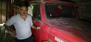 42 yıl önce garaja konulan kamyonet bir kere bile dışarı çıkartılmadı
Trabzon'un Şalpazarı ilçesinde Muhammet Gören, 46 yıl önce satın aldığı sıfır kamyoneti oğullarının ehliyeti olmadığı için 42 yıl önce garaja kilitledi
Yolun üst yamacındaki girişi ve çıkışı olmayan garajda 42 yıldır duran 9 bin kilometredeki kamyonet antika olarak satılmak isteniyor