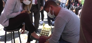 CHP 40 milletvekili ile Erzurum’da
Genel Başkan Yardımcısı ve İstanbul Milletvekili Gamze Akkuş İlgezdi esnafı dinledi, seyyar satıcılardan alışveriş yapıp ayakkabı boyattı
