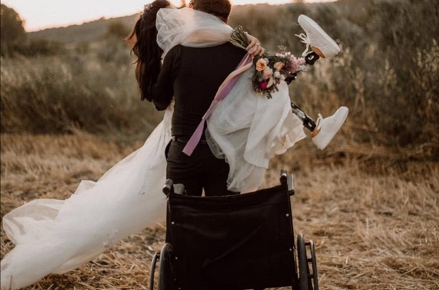 (Özel) Aşkları engel tanımadı
Tekerlekli sandalyeden nikah masasına uzanan aşk hikayesi
Geçirdiği kaza sonucu 2 bacağını birden kaybeden genç kız yaşadığı travmayı atlatmasında yardımcı olan Ramazan Katılmış ile dünya evine girdi
Kına gecesine tekerlekli sandalye ile gelen 22 yaşındaki Mizgin Çaçan aşkın engel tanımadığını göstererek muhteşem bir törenle hayatını 32 yaşındaki Ramazan Katılmış ile birleştirdi