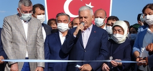 Binali Yıldırım: “Bu bulvardan Paris'te bile yok”
AK Parti Genel Başkanvekili Binali Yıldırım ve eşi Semiha Yıldırım Sivas’ın Gölova ilçesinde adlarının verildiği bulvar ve kütüphanenin açılışını gerçekleştirdi