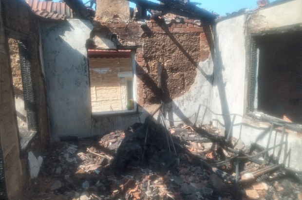 Manisa’da yangın: 3 ev kullanılamaz hale geldi