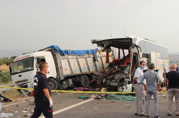Manisa’da 6 kişinin öldüğü 42 kişinin yaralandığı kazada otobüsün çarptığı kamyonun sürücüsü tutuklandı