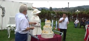 Düğünde alkış alan hareket
Düğün pastasının bahşişini orman yangınlarında mağdur olanlara bağışladı