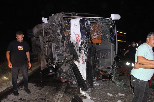 Manisa’da 4 kişinin öldüğü kaza kamerada
Manisa'da 4 kişinin öldüğü, 5 kişinin yaralandığı kaza, kameralar tarafından kaydedildi
Polis kazaya sebep olan traktörü arıyor