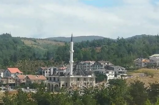 Bursa'da rüzgâr minareyi beşik gibi salladı