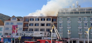 Mağaza deposunda çıkan yangın paniğe neden oldu
Yangının çıktığı 5 katlı binanın yanında bulunan kurs merkezindeki öğrenci ve öğretmenler tedbir amacıyla tahliye edildi