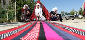 Eski elbiselerden sökülen ipler, Kırgız kadınlarının maharetli ellerinde ha...