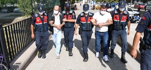 Markette uyuşturucu ve sahte alkol satan kardeşlere suçüstü
Gözaltına alına...