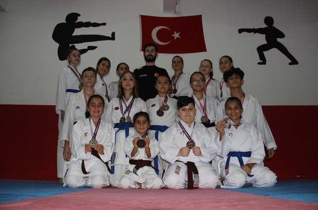 Olimpiyatlardaki başarı karateye olan ilgiliyi artırdı
İlk kez olimpiyatlarda yer alan karate branşında Türkiye’nin 4 madalya kazanması gençlerin karateye olan ilgisini artırdı
Manisa’da yaklaşık 2 buçuk ay önce Manisa Büyükşehir Belediyespor bünyesine de katılan karate branşında sporcular ulusal ve uluslararası başarılarla göz dolduruyor