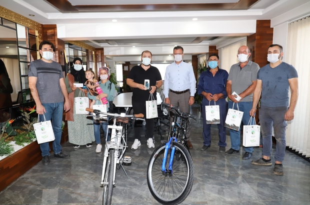 Belediyenin teşvikiyle aşı oldular hediyeleri kaptılar
Alaşehir Belediyesi tarafından ilk Covid aşısını olanlar arasında çekilişle ödül verileceğinin duyurulmasının ardından aşılama oranlarında ciddi artış yaşandı
Yapılan çekilişle 9 şanslı kişi cep telefonu, bisiklet ve akıllı kol saatine kavuştu
Düzenlenen törenle hediyelerini alan 9 kişi de verilen ödüllerin kendilerini aşı olmaya teşvik ettiğini söyledi