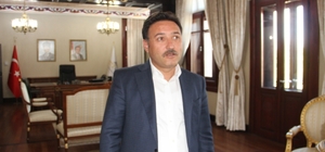 Üretiminde adeta destan yazan kadınların hedefini Vali Çiçek yükseltti
Afyonkarahisar Valisi Çiçek, Kadın Kültür Evleri’nin yeni ciro hedefini 8 milyon TL olarak açıkladı
Tüm ilçelerde 25 Kadın Kültür Evinin açılmasını sağladı, üretmeye başlayan kadınların örgütlenmesi için 16 kadın kooperatifi kuruldu
Kooperatifler, gıdadan hediyelik eşyaya 357 farklı ürüne sahip
Üretimi gelire dönüştürecek sürdürülebilir satış ve pazarlama ağı için de gerekli adımlar bir bir atıldı