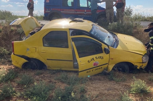 Şanlıurfa'da ticari araç devrildi: 2 yaralı
