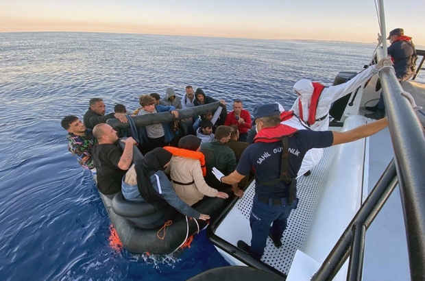 Ege Denizi’nde 57 düzensiz göçmen kurtarıldı
6 kişilik can salına 15 kişiyi bindirip Türk karasularına geri ittiler
