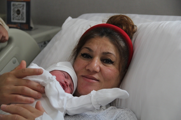 trafikte dogum sancisi tutan kadini hastaneye polis yetistirdi dogum sancisi tutan kadinin imdadina polisler yetisti izmir haberleri