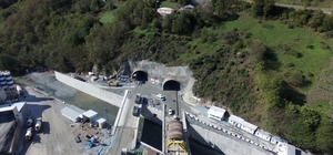 Yeni Zigana Tüneli’nde kazı işlemlerinin yüzde 94'ü tamamlandı
Tamamlandığında dünyanın üçüncü, Avrupa’nın ise en uzun çift tüplü karayolu tüneli olacak yeni Zigana Tüneli’nde yıl sonu ışık görünecek