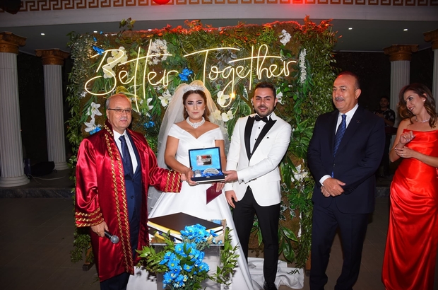 Bakan Çavuşoğlu, Manisa’da nikah şahidi oldu
Bakan Çavuşoğlu, Manisa’da yeğeninin düğününe katıldı