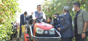 Bakan Pakdemirli, Karaman'da traktör kullanıp elma hasadı yaptı