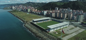 Denize sıfır stat
Trabzon'da Medical Park Stadyumu gibi deniz dolgusu üzerine inşa edilen Of İlçe Stadı denize sıfır görüntüsü ile dikkat çekiyor
Bu statta maç oynanırken denize top kaçması mümkün