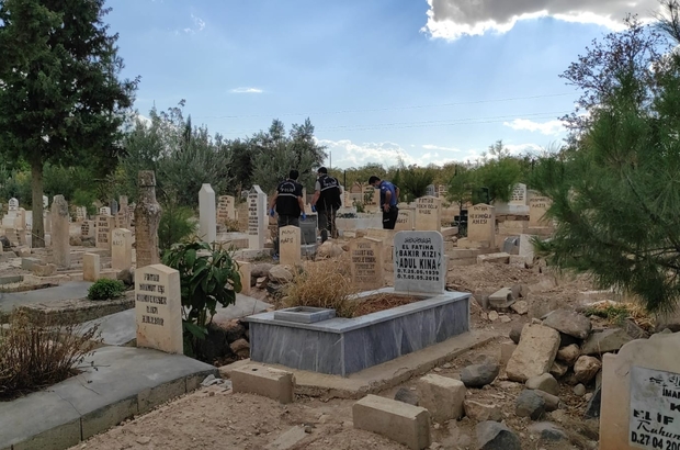 Şanlıurfa’da korkunç olay: Mezarlığa bırakılan çantada bebek cesedi çıktı
Mezarlıkta bebek cesedi bulundu