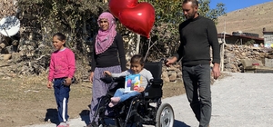 Küçük Elif'in büyük mutluluğu
Vali amcası yol yaptı, ağabeyleri de akülü sa...