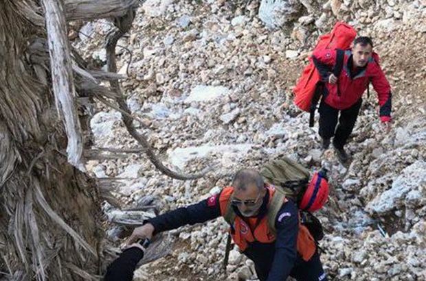 Rus paraşütçü kayalıklara düştü
Fethiye Babadağ’dan paraşüt atlayan Rus paraşütçü, atlayış sonrası kayalıklara düştü.
