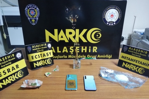 Manisa polisinden uyuşturucuya geçit yok
Bir araçta yapılan aramada çok sayıda uyuşturucu madde ele geçirilirken, 2 kişi tutuklandı