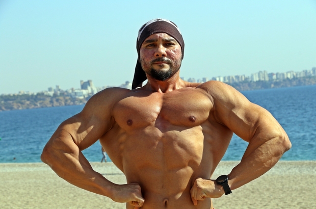 esinin git stres at gel sozuyle spora baslayan doktor vucut gelistirmede milli takima yukseldi i s stresinden bunalan 15 yillik doktor spora basladi katildigi sampiyonalardan madalyalarla geri geldi goruntusuyle film karakteri hulk u andiran