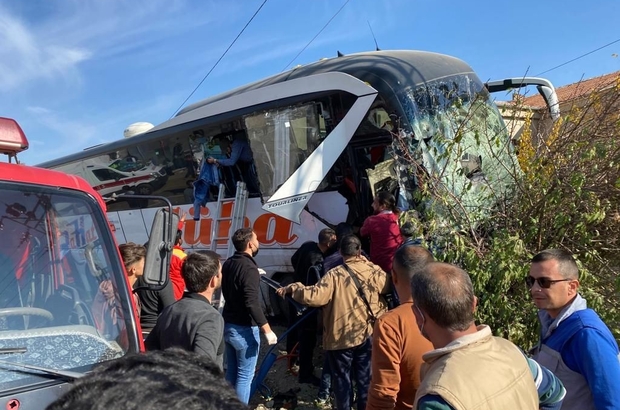 kayseri deki kazada can pazari yolcular camlar kirilarak cikarildi kayseri de yolcu otobusu ile kamyonet carpisti 1 olu 1 i agir 12 yarali kayseri haberleri