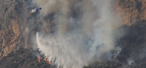 Mersin’deki orman yangınında çok sayıda sera da zarar gördü
7 helikopter ve bir uçağın söndürme çalışmasına katıldığı orman yangını kuvvetli rüzgara rağmen güçlükle de olsa kontrol altına aldı