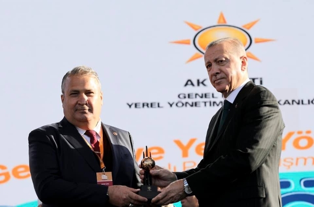 Başkan Çerçi ödülünü Cumhurbaşkanı Erdoğan'ın elinden aldı