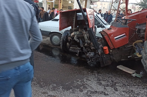 Otomobil ile çarpışan traktör ikiye bölündü: 4 yaralı