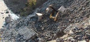 İstinat duvarı çöktü, park halindeki iş makinesi toprak altında kaldı
