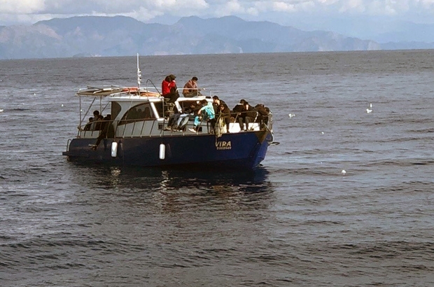 Yunanlılar göçmenleri özel tekne ile geri gönderdi
Marmaris açıklarında özel bir tekne içinde Yunanistan sahil güvenlik unsurları tarafından Türk karasularına geri itilen 48 düzensiz göçmen kurtarıldı.