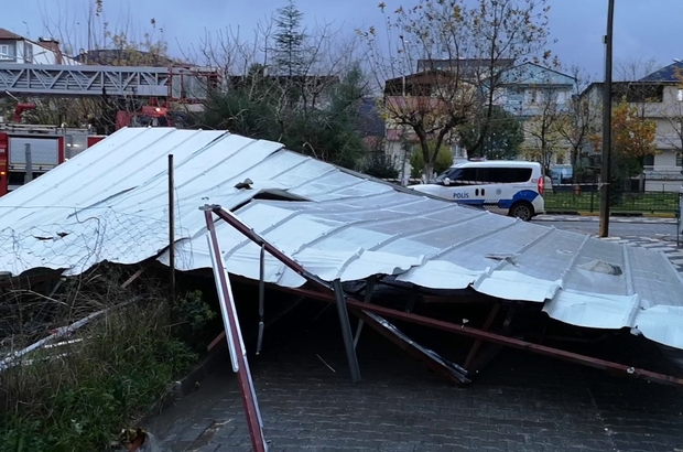 Soma'da fırtına çatıyı uçurdu