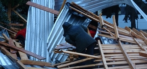 Trabzon’da fırtınanın bilançosu gün ağarınca ortaya çıktı
Uçan çatılar nedeniyle il genelinde 12 araç zarar görürken, 2 ev ve 2 kurumun çatısı uçtu