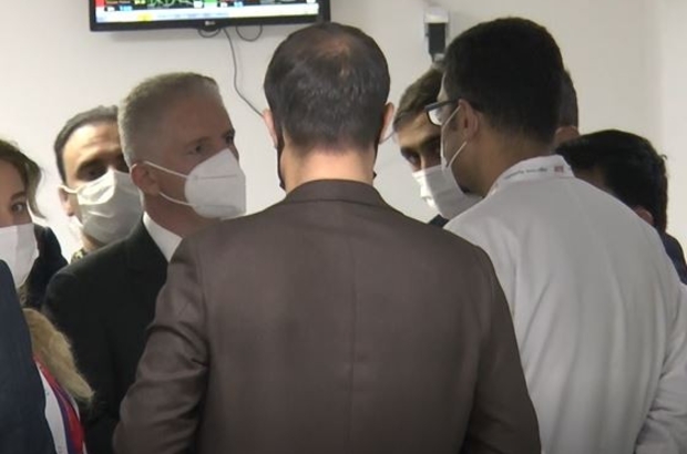 vali gul babasi tarafindan dovulen bebegin son durumu hakkinda bilgi aldi gaziantep valisi davut gul feci sekilde dovulen bebegi ziyaret etti gaziantep haberleri vali gul babasi tarafindan dovulen bebegin son durumu hakkinda bilgi aldi gaziantep valisi davut gul feci sekilde dovulen bebegi ziyaret etti gaziantep haberleri