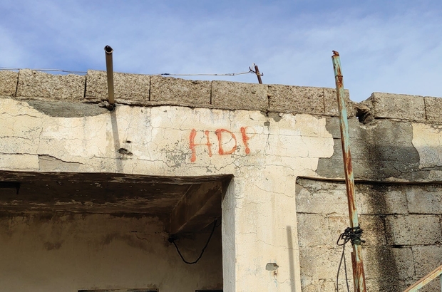 Bakan Soylu'nun duyurduğu teröristin kaldığı ev görüntülendi
Virane ve terk edilmiş haldeki evin dışında HDP yazısı, içeride ise sadece yaşam malzemelerin bulunması dikkat çekti