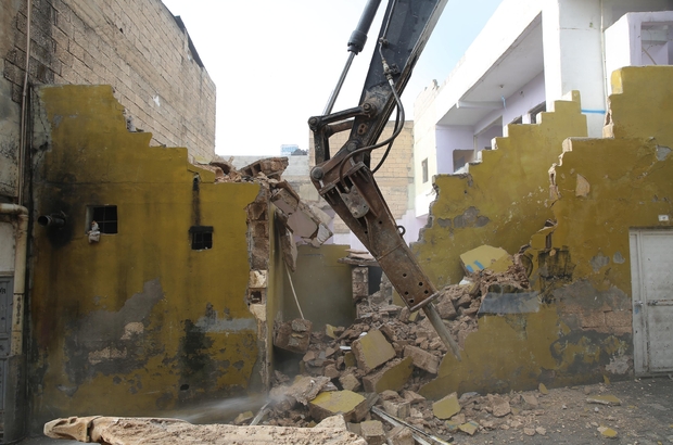 Haliliye'de riskli ve metruk yapıları yıkıyor