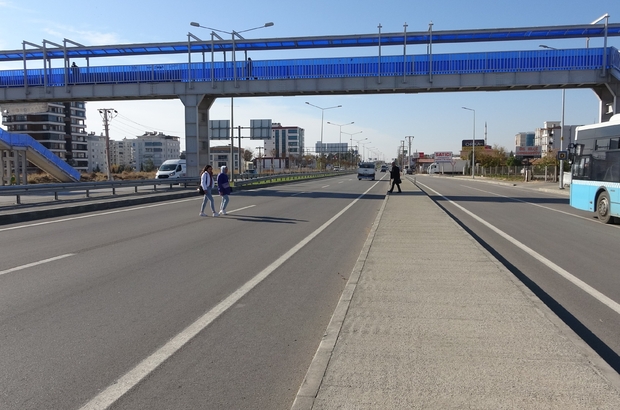 herkesin bahanesi acelem var oldu kurallara uymayan universite ogrencisine polis son dersiniz olabilirdi cevabini verdi universite ogrencileri canlarini hice sayiyor adiyaman haberleri