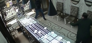 Kuyumcunun soyguncu tarafından vurulma anı güvenlik kamerasına yansıdı